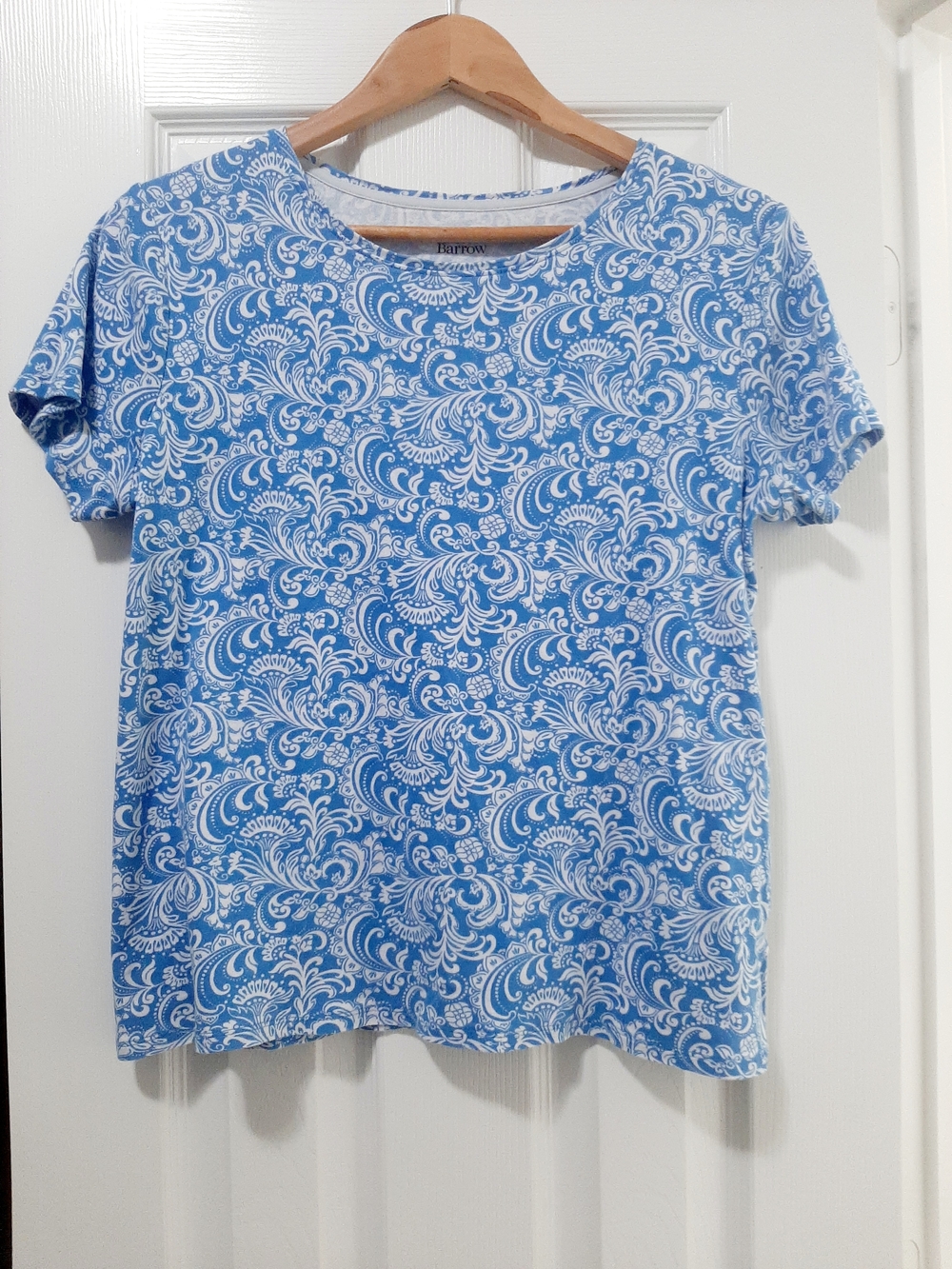 Croft & Barrow Blue and White Paisley Crew Neck Classic Tee Size Large